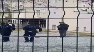 Polisten kaçan şahıs, tabancasını okul bahçesine attı