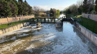 Porsuk Çayının yüzeyi köpükle kaplandı