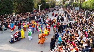 Portakal Çiçeği Karnavalında renkli kortej
