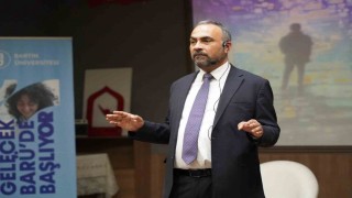 Rektör Akkaya lise öğrencilerine etkili dinleme yöntemlerini anlattı