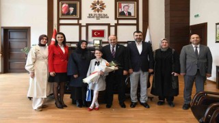 Rektör Çakmaktan 23 Nisan jesti: Koltuk Asya Minaya emanet