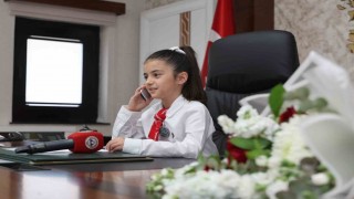 Rektör Prof. Dr. Altun, koltuğunu Minik Emine Defneye devretti