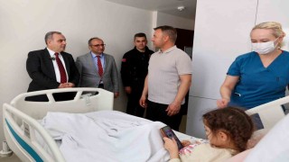 Rektör Prof. Dr. Altundan tedavi gören çocuklara 23 Nisan ziyareti