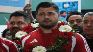 Rıza Kayaalp ve Güreş Milli Takımı yurda döndü
