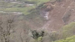 Rizede yamaçtan düşen kaya saniye saniye kameraya yansıdı