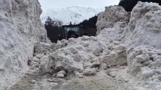Rizede yayla yollarında 5 metrelik kar temizliği