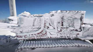 Rüzgâr türbinlerine ulaşmak için karla kaplı yollarda adeta tünel açtılar