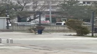 Rüzgârın devirdiği polis çelengini genç yerine koydu