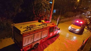 Sağanak sonrası Savrun Çayı taştı, Kadirlide hayat durma noktasına geldi
