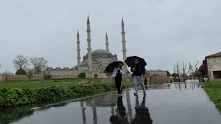 Sağanak yağış  başladı, kentte bereket vurgusu