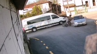 Sağdan sollayan motosikletli otomobile çarptı: Kaza anı kameraya yansıdı