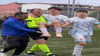 Sakatlanan futbolcuyu maçın hakemi kucağında taşıdı