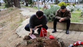 Saldırıda ölen çocukların mezarına duygulandıran not bırakıldı