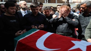 Saldırıda ölen öğretmenin eşi ve çocukları tabut başında gözyaşı döktü