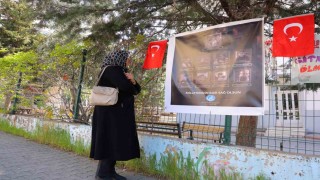 Saldırının yaşandığı okul önünde Kuran-ı Kerim okuyup gözyaşı döktü