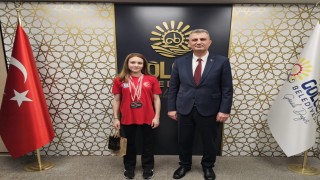Şampiyon milli yüzücü Alara sevincini Başkan Sezer ile paylaştı
