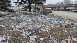 Sanayi sitesindeki boş alanlar mermer atıkları ve inşaat molozlarıyla doldu