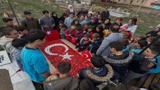 Şehit Mete Okur adını taşıyan okulun öğrencileri tarafından mezarı başında anıldı