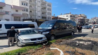 Serikte tur minibüsü ile otomobil çarpıştı: 2 yaralı