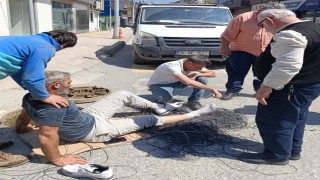 Servis aracı, cadde üzerinde çalışan işçinin ayağını ezdi