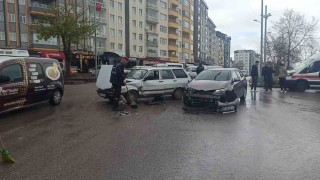 Seydişehirde iki otomobil kavşakta çarpıştı: 1 yaralı