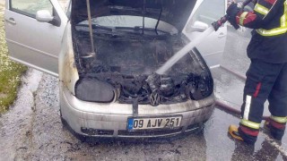 Seyir halindeki otomobil alev aldı