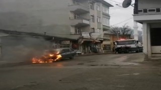 Seyir halindeki otomobil alev alev yandı