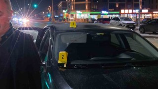 Seyir halindeki otomobile yorgun mermi isabet etti