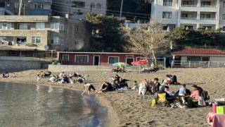 Sıcak havanın tadını sahilde değerlendirdiler