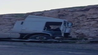 Siirt-Batman kara yolunda yoldan çıkan tır kaza yaptı: 1 yaralı