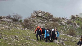 Siirtte atıyla birlikte kayalıklara yuvarlanan genç ağır yaralandı