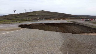 Siirtte şiddetli yağışların ardından yol çöktü, heyelan meydana geldi