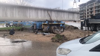 Siirtte tıra yüklü 50 metrelik köprü kirişi kavşakta takılı kaldı: Yol saatlerdir ulaşıma kapalı