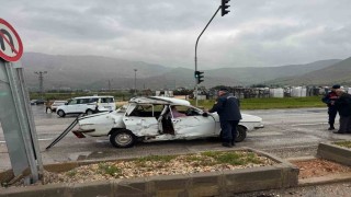 Silifkede iki aracın karıştığı kazada 3 kişi yaralandı