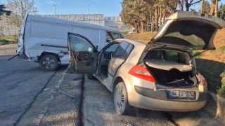 Silivride kontrolden çıkan kepçe araçları biçti