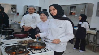 Sinopta üniversite öğrencilerinden hamsi köftesi yarışması