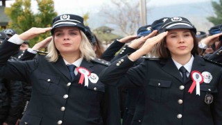 Şırnakta Polis Haftası etkinlikleri kapsamında şehitler anıtına karanfil bırakıldı