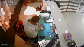 Şişen telefon bataryası bomba gibi patladı
