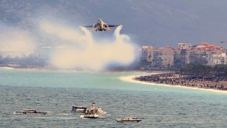 SOLOTÜRK Antalyada nefes kesti: 23 Nisan kutlamalarında gökyüzü bayraklarla buluştu
