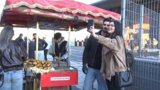 Sosyal Medyada yabancı turistlerin ilgi odağı olan kestaneci Alper Temel Amacım İstanbulun ruhunu güzelliğini göstermek