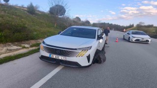 Sürücü karşı şeritten gelen otomobile çarptı: 1 yaralı