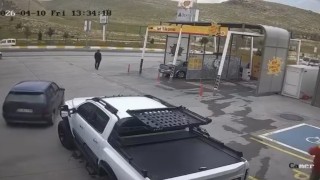 Sürücüsünün el frenini çekmeyi unuttuğu otomobil anayola çıktı