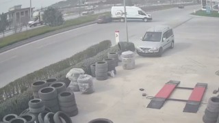 Sürücüsüz minibüs yola çıktı, seyir halindeki araçların arasına daldı