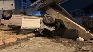 Takla atan otomobil sitenin girişini yıktı: 1 yaralı