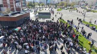 Taraftarlar Elazığspor maçını kentin göbeğinde dev ekrandan izledi
