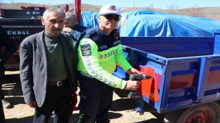 Tarla bahçe sezonu başlarken jandarmadan traktör kazalarına reflektörlü önlem