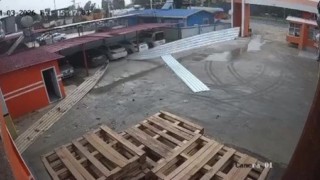 Tarsusta etkili olan rüzgar bir iş yerinin çatısını uçurdu