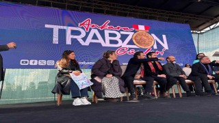 ‘Taşacak Bu Deniz oyuncuları Trabzon Günlerinde hayranlarıyla buluştu