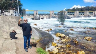 Taşkın önlemi manzaraya dönüştü, herkes fotoğraf çekti