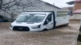 Tatvanda sel felaketi: Araçlar ve hayvanlar mahsur kaldı